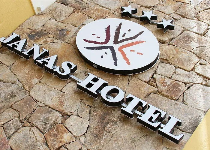 Janas فندق